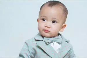 9 Pesona Rayyanza pemotretan pakai jas, ekspresinya bikin gemas