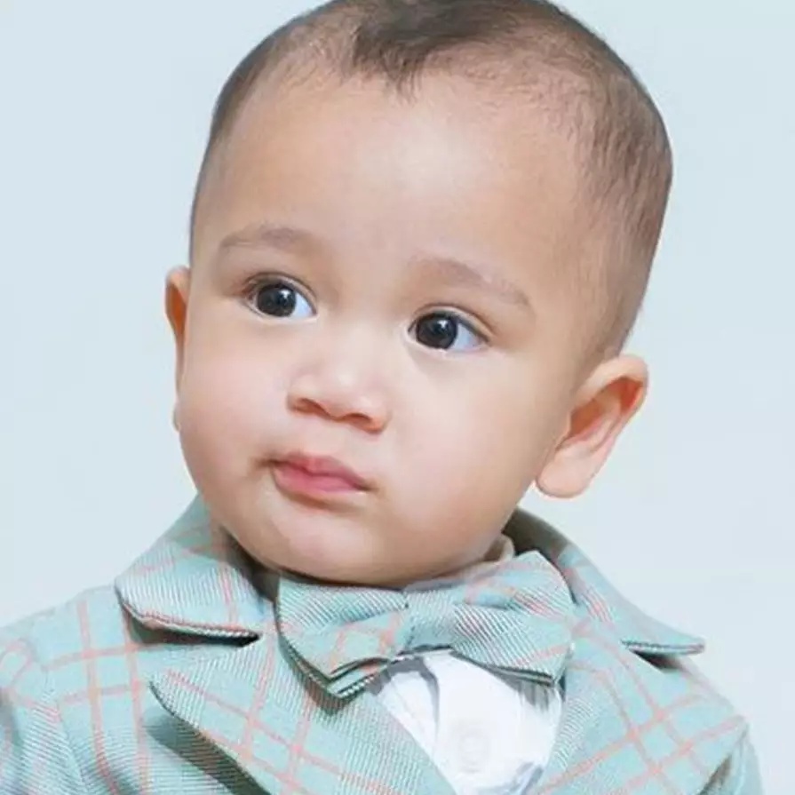 9 Pesona Rayyanza pemotretan pakai jas, ekspresinya bikin gemas