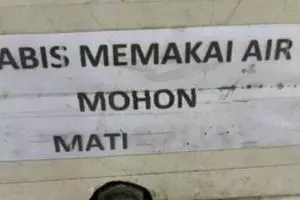 11 Tulisan lucu di toilet ini kurang huruf, jadi salah arti