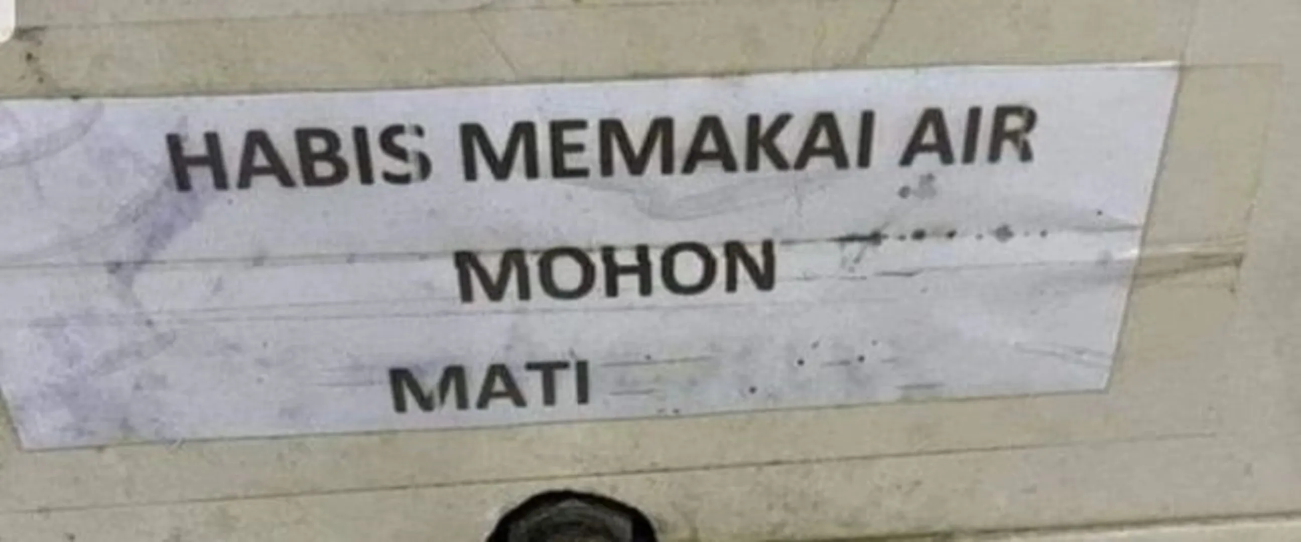 11 Tulisan lucu di toilet ini kurang huruf, jadi salah arti