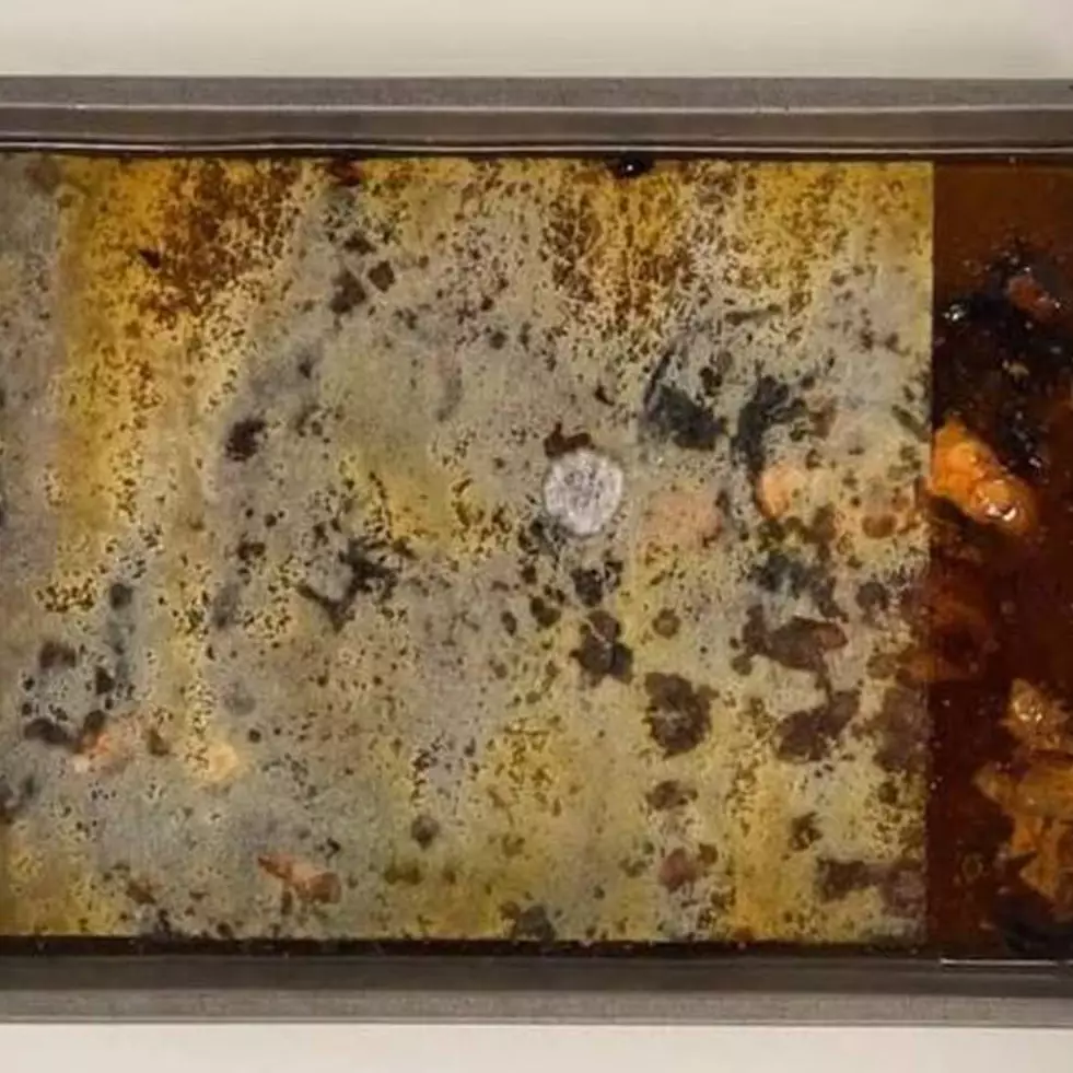 Cara simpel membersihkan loyang kue dari sisa adonan yang berkerak