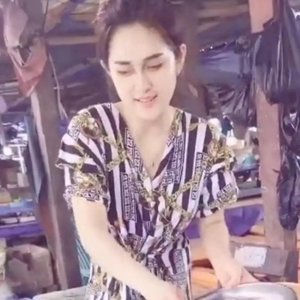 Penjual ikan ini miliki paras cantik mirip Nafa Urbach