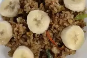 15 Potret orang makan nasi goreng nyeleneh, bikin nggak habis pikir
