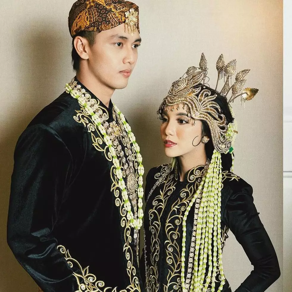 Artis Malaysia menikah pakai busana adat Sunda-Jawa, bikin fans takjub