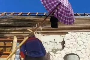 11 Cara nyeleneh orang manfaatin payung, tingkahnya ada-ada aja