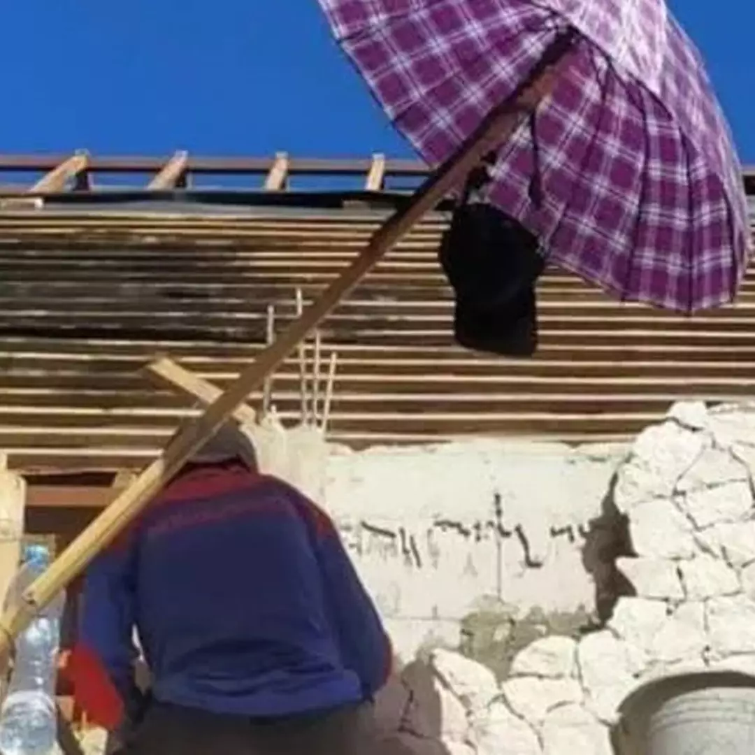 11 Cara nyeleneh orang manfaatin payung, tingkahnya ada-ada aja