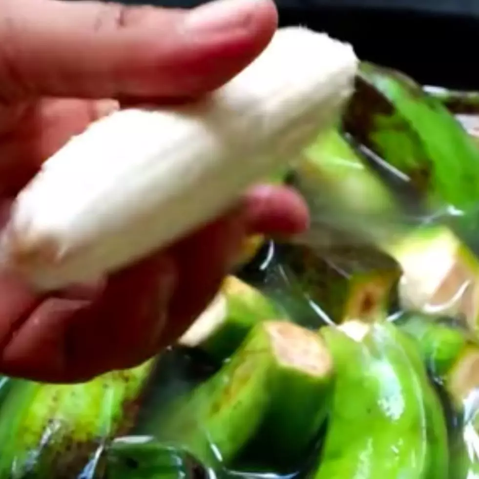 Trik mengupas kulit pisang mentah agar terhindar dari getah