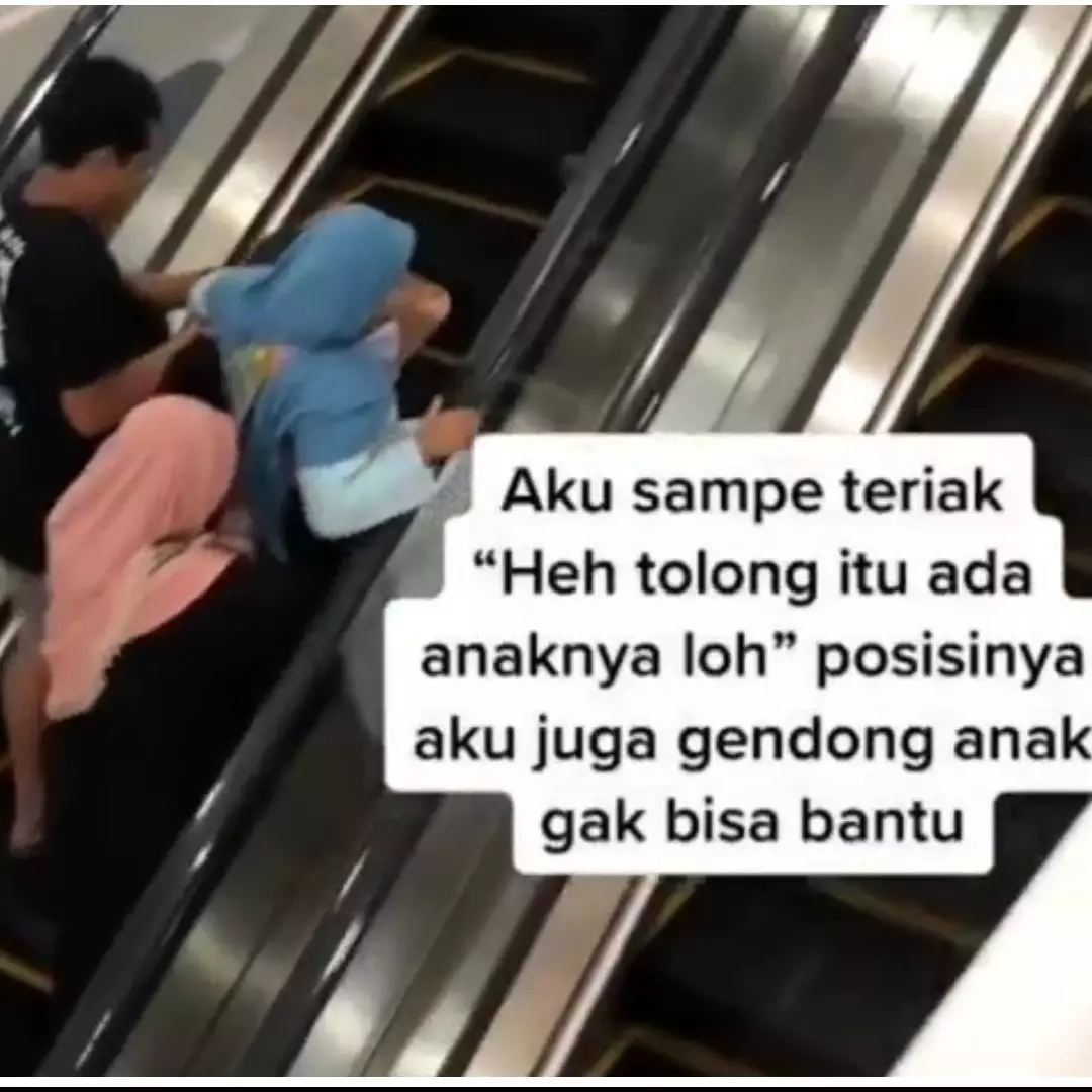 Aksi heroik pria bantu ibu dan anak nyaris jatuh di eskalator, salut