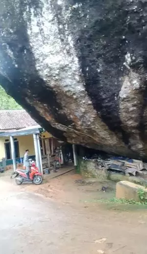 Rumah terjepit di samping batu raksasa TikTok