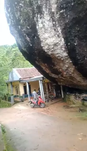 Rumah terjepit di samping batu raksasa TikTok