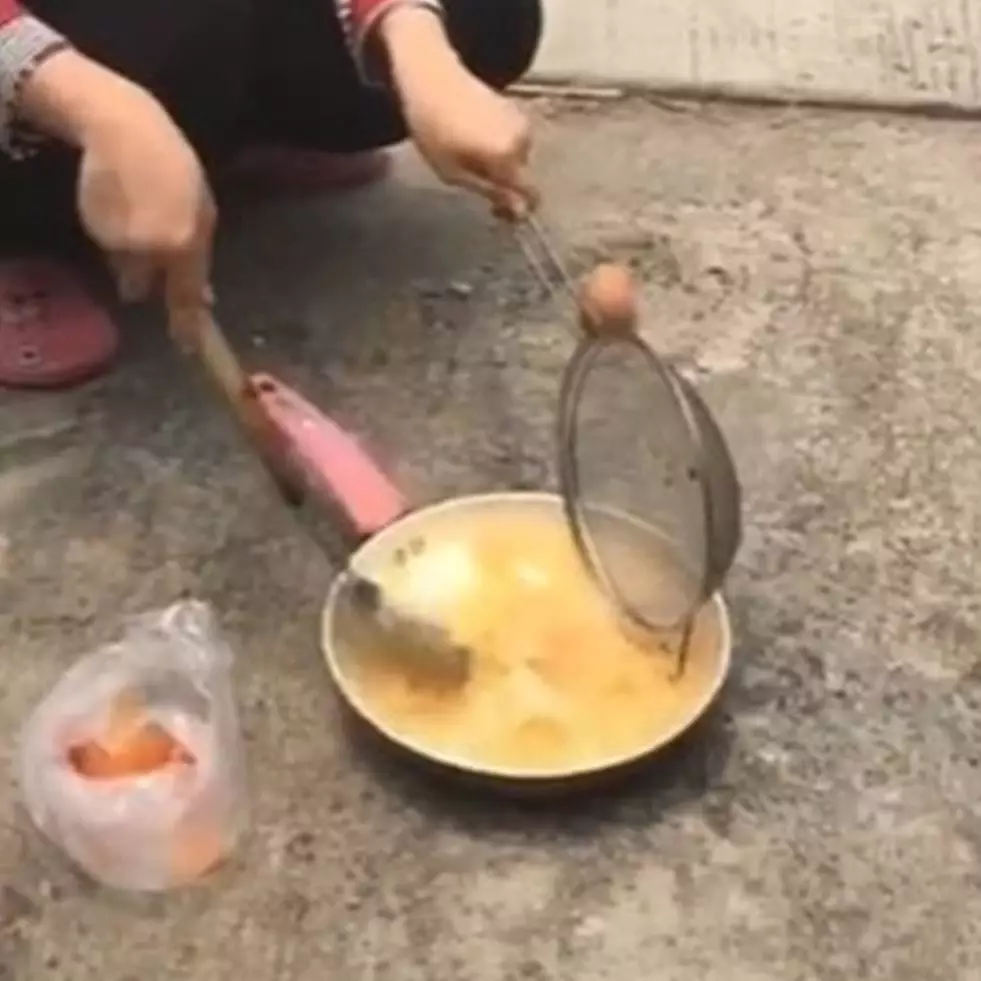 Wanita ini masak pakai sinar matahari, hasilnya bikin terkejut