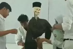 15 Momen kocak siswa saat praktikum di sekolah ini ada-ada aja