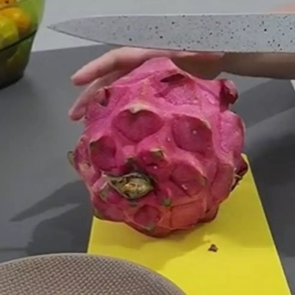 Cara memotong buah naga ini bikin tangan dan talenan nggak belepotan