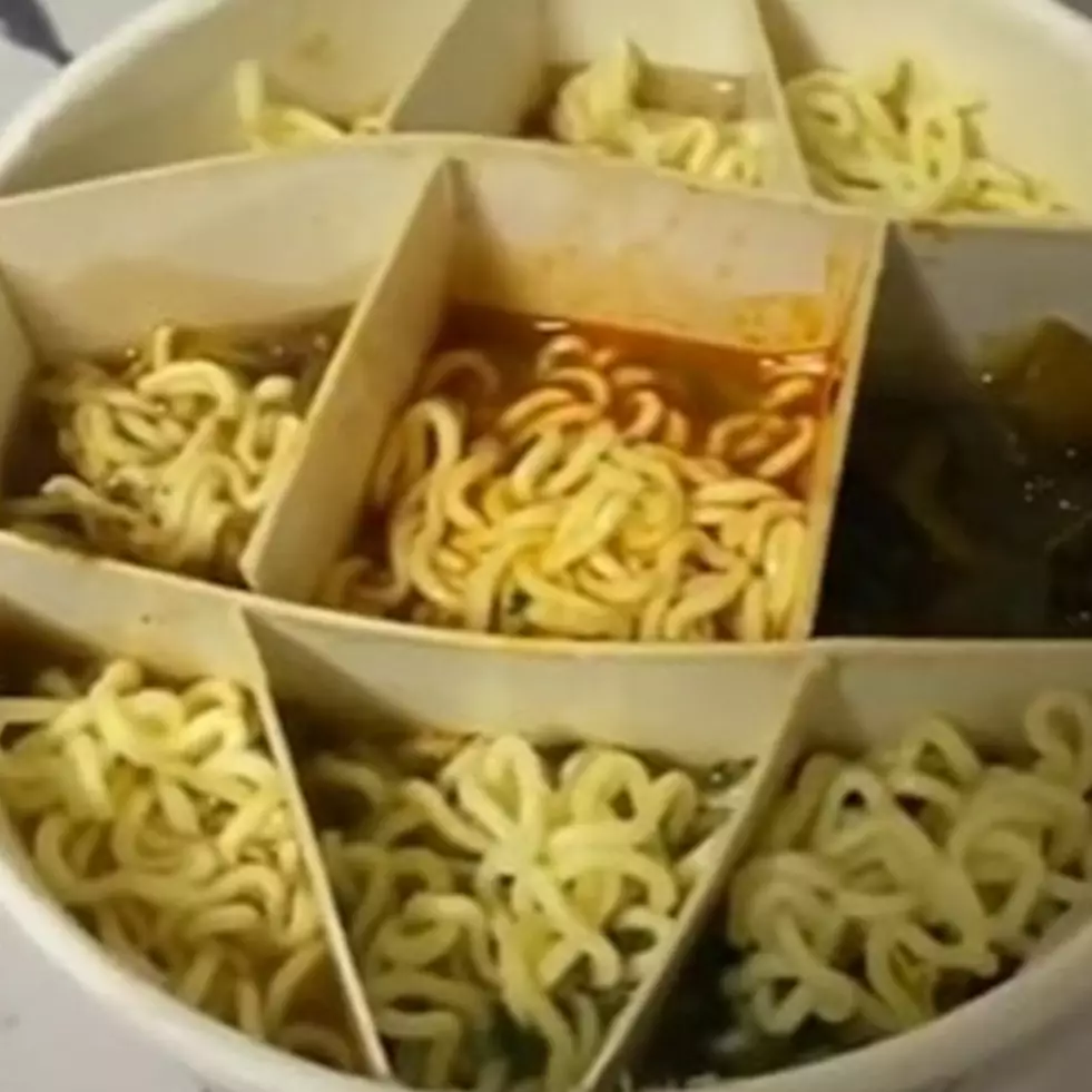 Pengen cicipi semua rasa, trik wanita ini makan mi instan kreatif pol