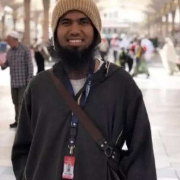 Momen Sakti eks Sheila on 7 lupa lirik saat manggung di pengajian