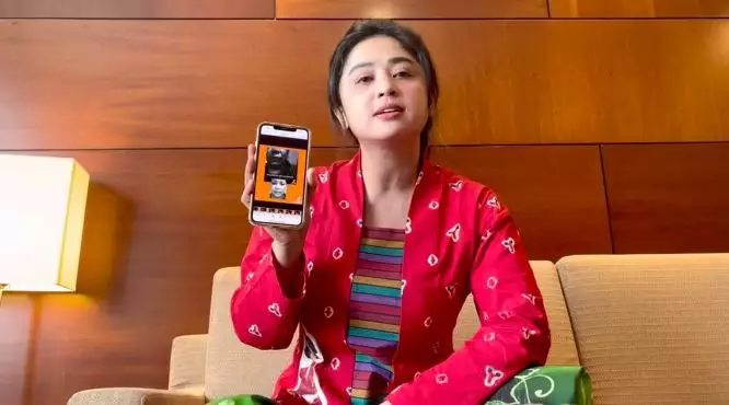 Dewi perssik buat sayembara © berbagai sumber