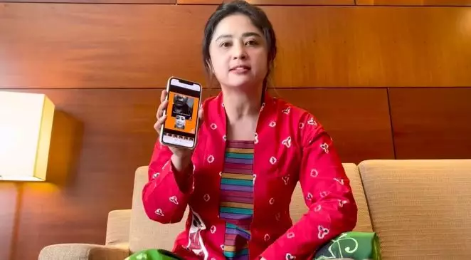 Dewi perssik buat sayembara © berbagai sumber