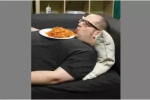 11 Tingkah nyeleneh bapak-bapak saat makan, bikin heran lihatnya