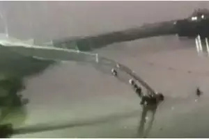 Detik-detik jembatan Machhu di India runtuh, tewaskan 130 orang