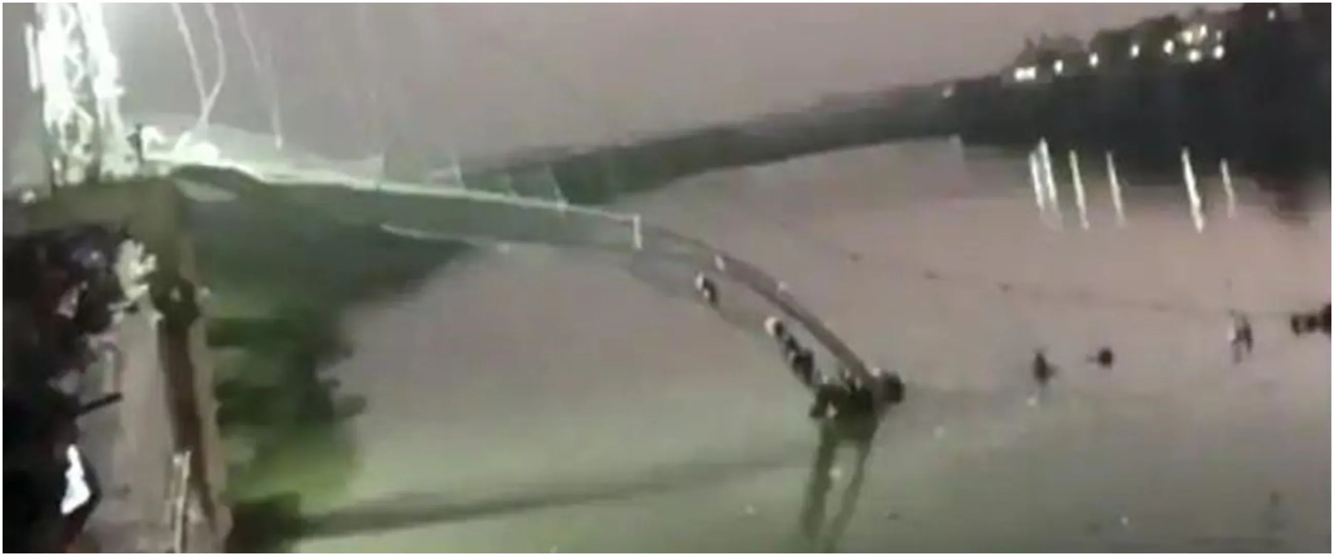 Detik-detik jembatan Machhu di India runtuh, tewaskan 130 orang