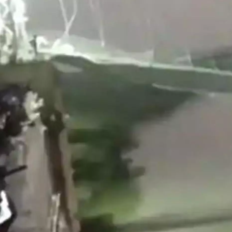 Detik-detik jembatan Machhu di India runtuh, tewaskan 130 orang