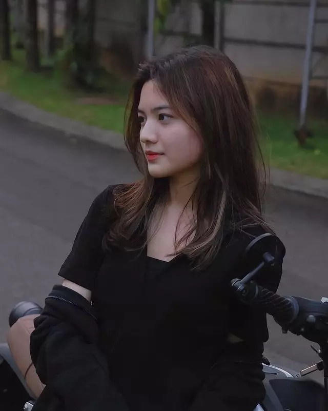 pesona Adrienne Zee Berbagai sumber