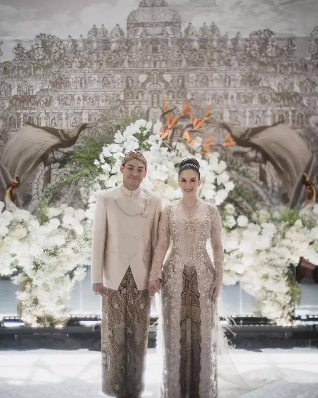 Seleb blasteran kenakan kebaya saat tunangan © 2022 brilio.net