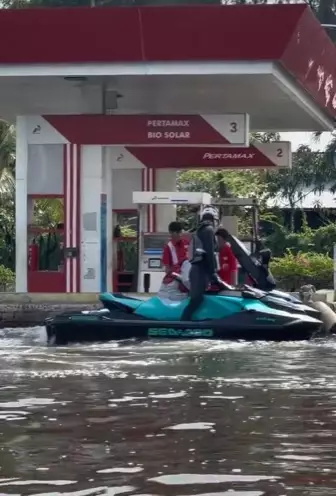 momen unik isi bensin jet ski © berbagai sumber