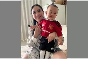 Rayyanza anak Nagita Slavina pakai baju jersey, diunggah akun resmi MU
