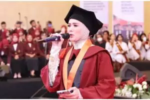 9 Momen wisuda S1 Mulan Jameela, suasana terasa seperti konser
