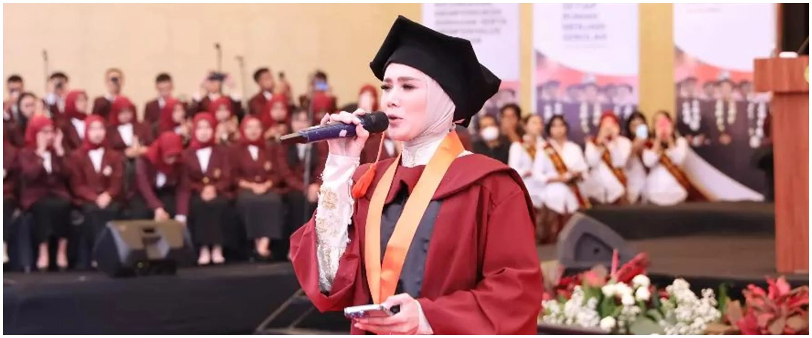 9 Momen wisuda S1 Mulan Jameela, suasana terasa seperti konser