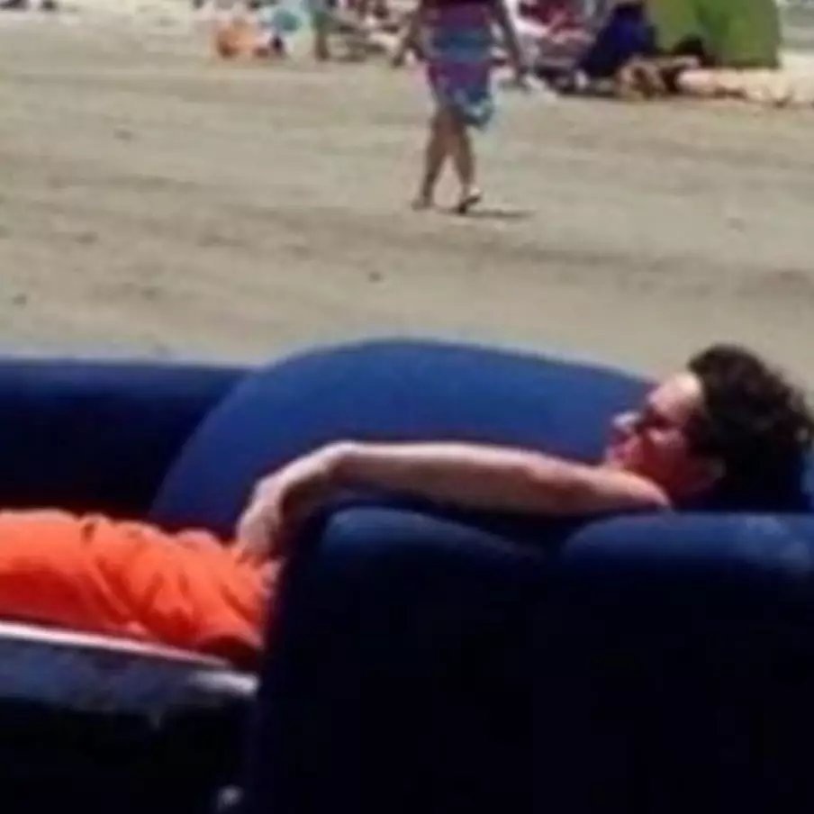 11 Kelakuan random orang saat berjemur, bikin tepuk jidat