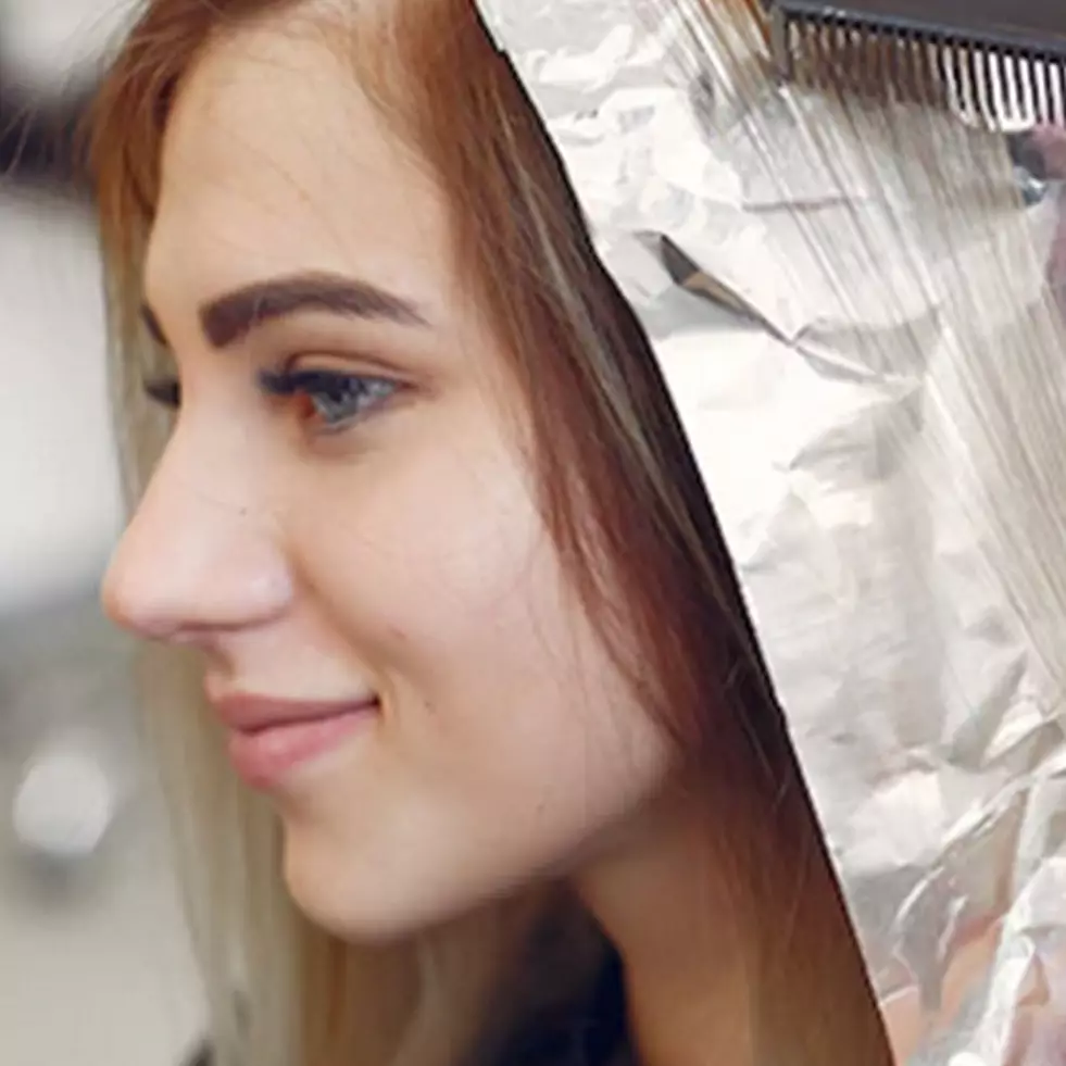 8 Tips merawat rambut bleaching agar tetap sehat, gunakan hair oil