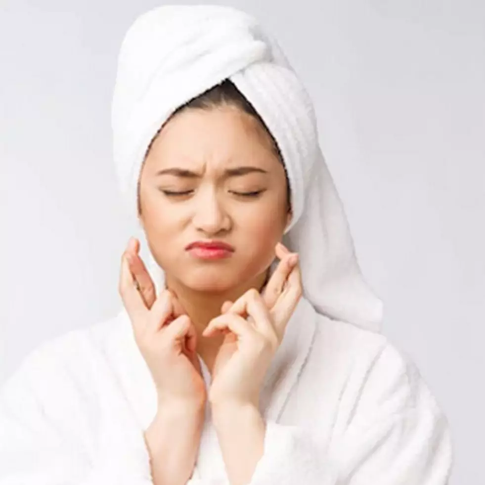 7 Tips memilih produk makeup kulit berjerawat, pakai bahan antibakteri