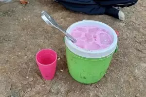 11 Cara nyeleneh tukang bangunan bikin minuman ini aksinya kocak abis