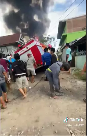 mobil Damkar terperosok Tiktok mobil Damkar terperosok Tiktok