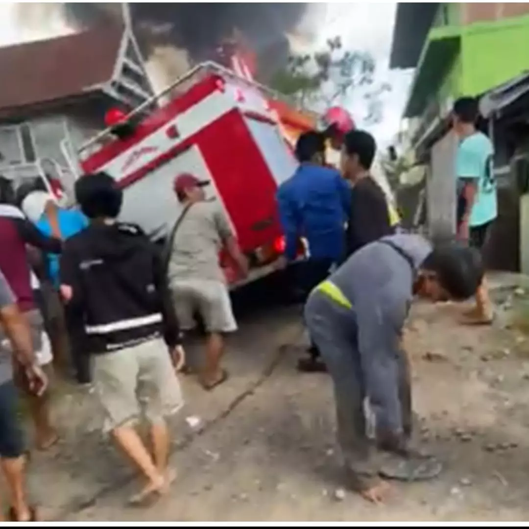 Niat padamkan kebakaran, mobil damkar ini justru terperosok ke selokan