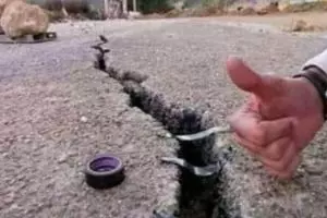 11 Potret nyeleneh orang benerin jalan ini bikin geleng kepala