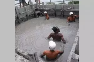 11 Momen apes kuli bangunan terjebak saat bekerja ini bikin meringis