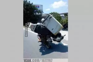 15 Potret nyeleneh orang bawa barang besar pakai motor, nekat abis