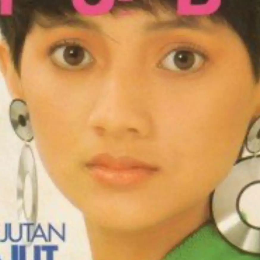 7 Potret Cut Mini jadi model majalah jadul, konsisten berambut cepak