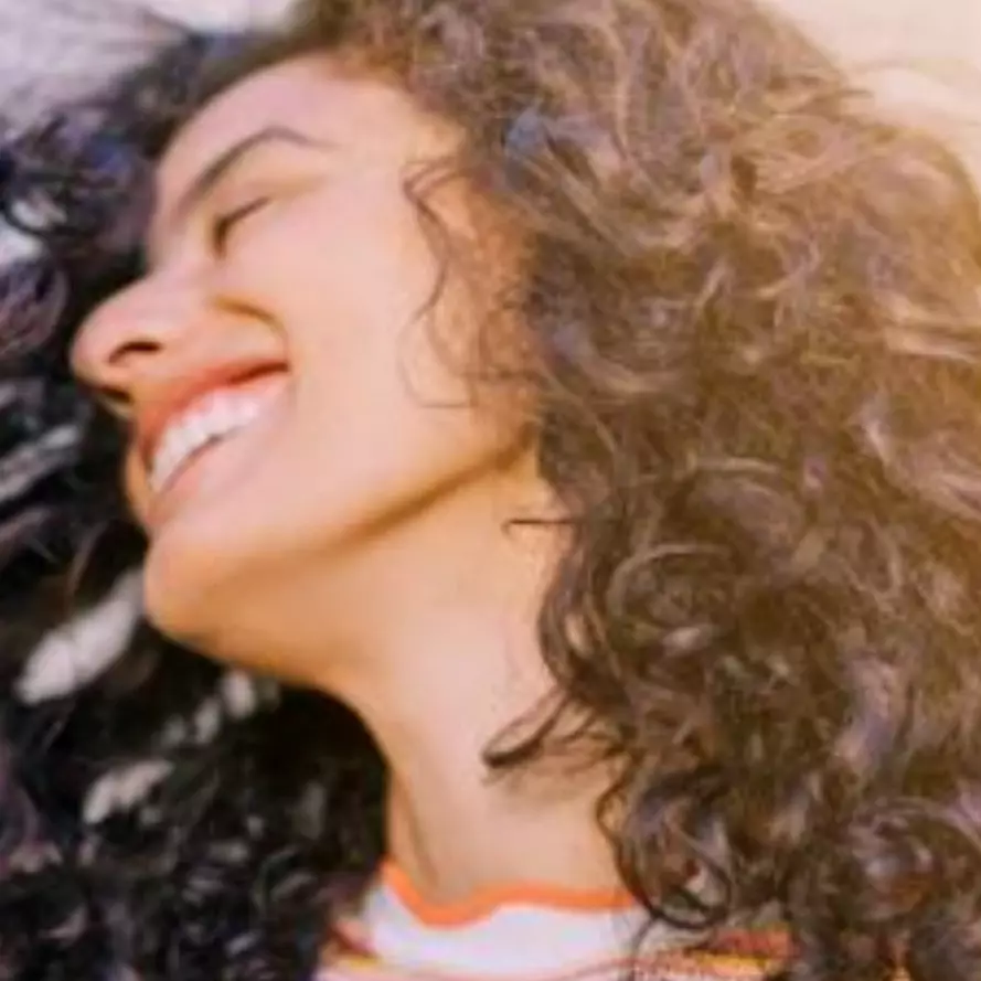 15 Tips merawat rambut keriting agar tidak rontok dan mudah di atur