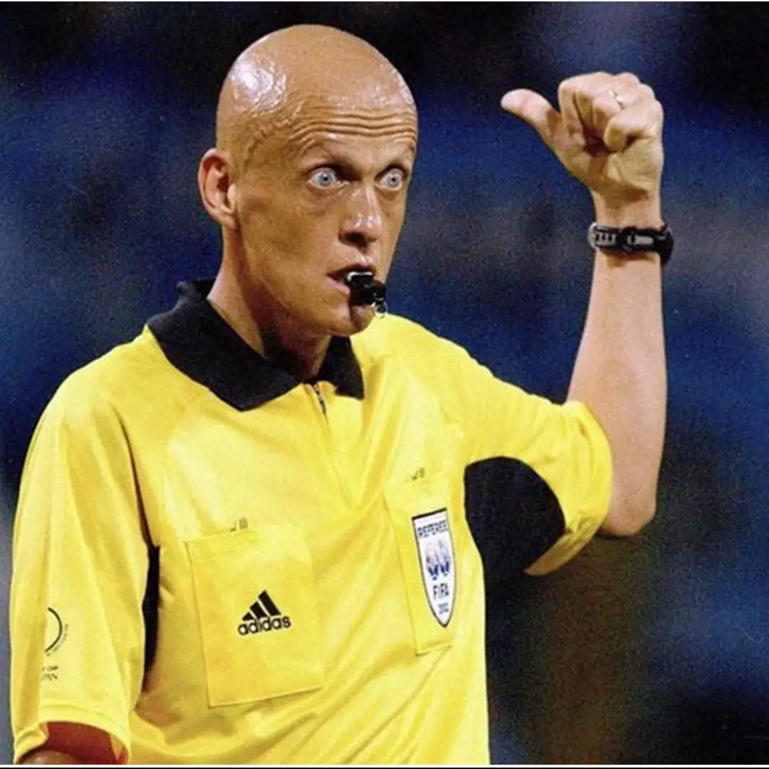 Awal karier sebagai bek, pria ini malah jadi wasit terbaik dunia