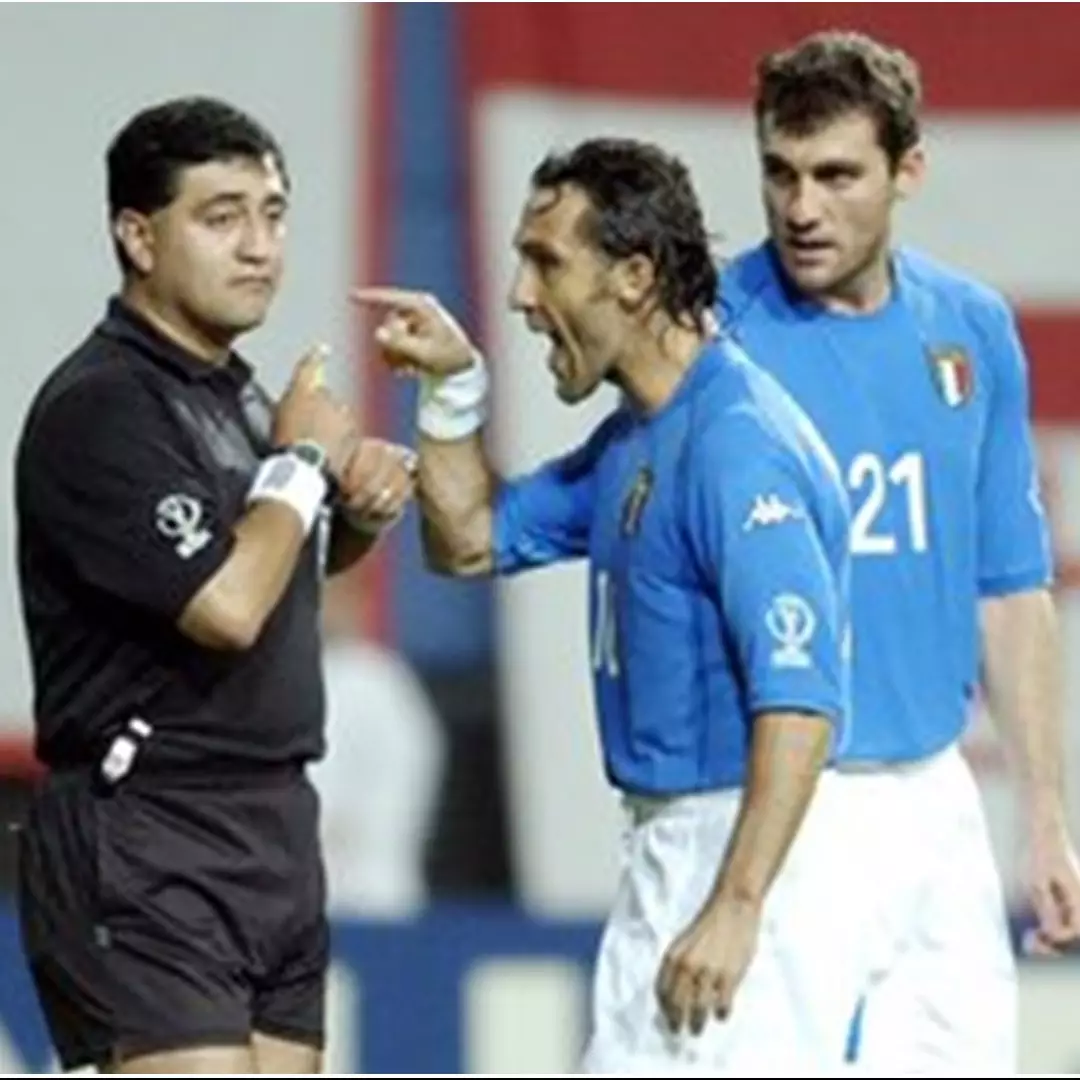 Sarat kontroversi, ini nasib wasit Italia vs Korsel Piala Dunia 2002