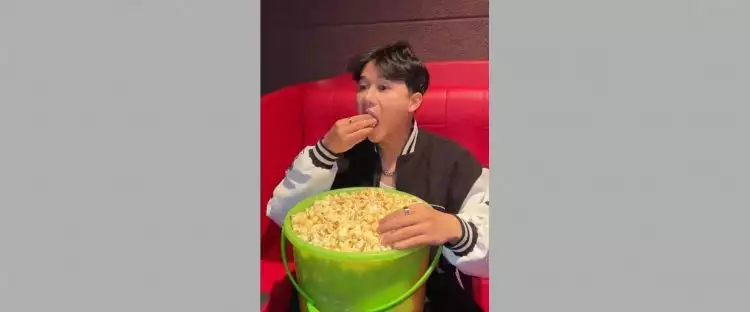 11 Potret lucu orang beli popcorn di bioskop, wadah bikin salah fokus