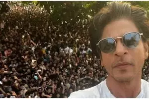 10 Momen ultah Shah Rukh Khan ke-57, rumahnya dikunjungi ratusan fans