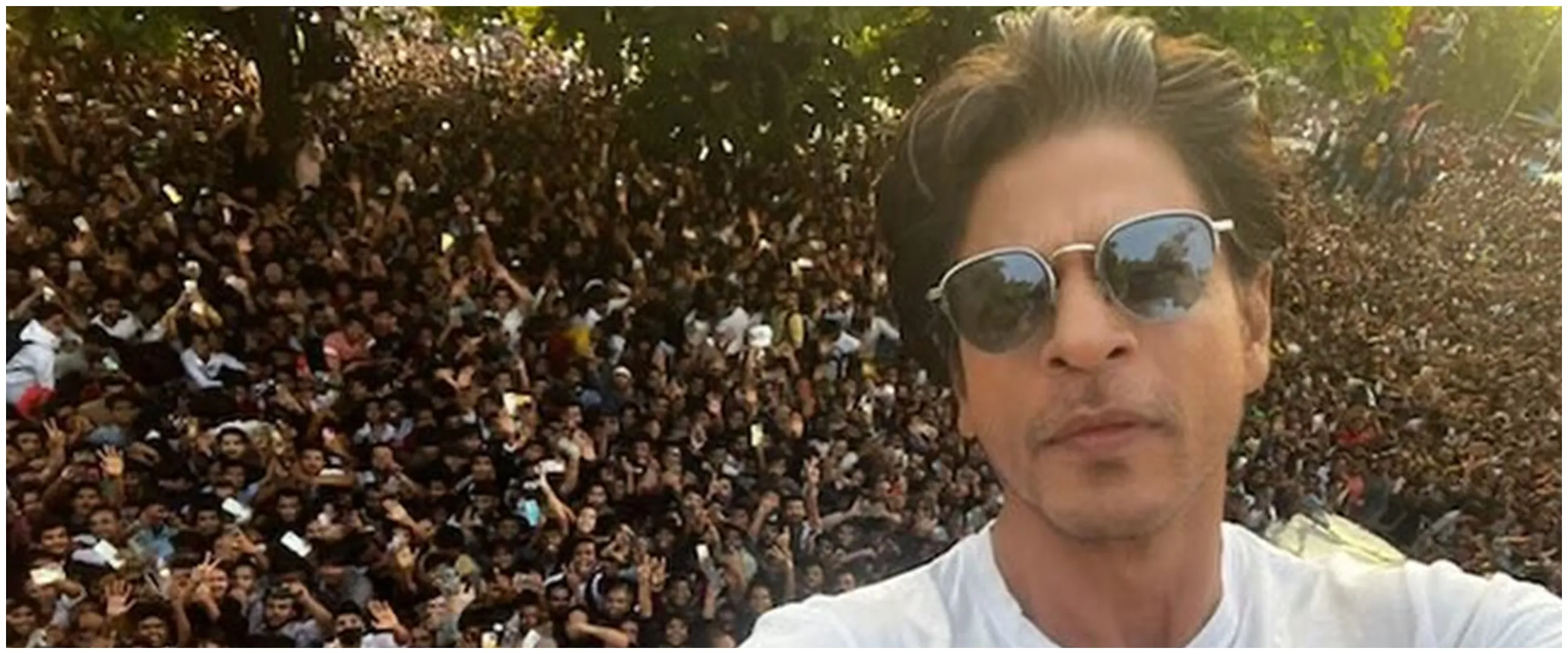 10 Momen ultah Shah Rukh Khan ke-57, rumahnya dikunjungi ratusan fans