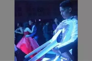 13 Momen lucu cowok nongkrong, gandengannya bikin salah fokus