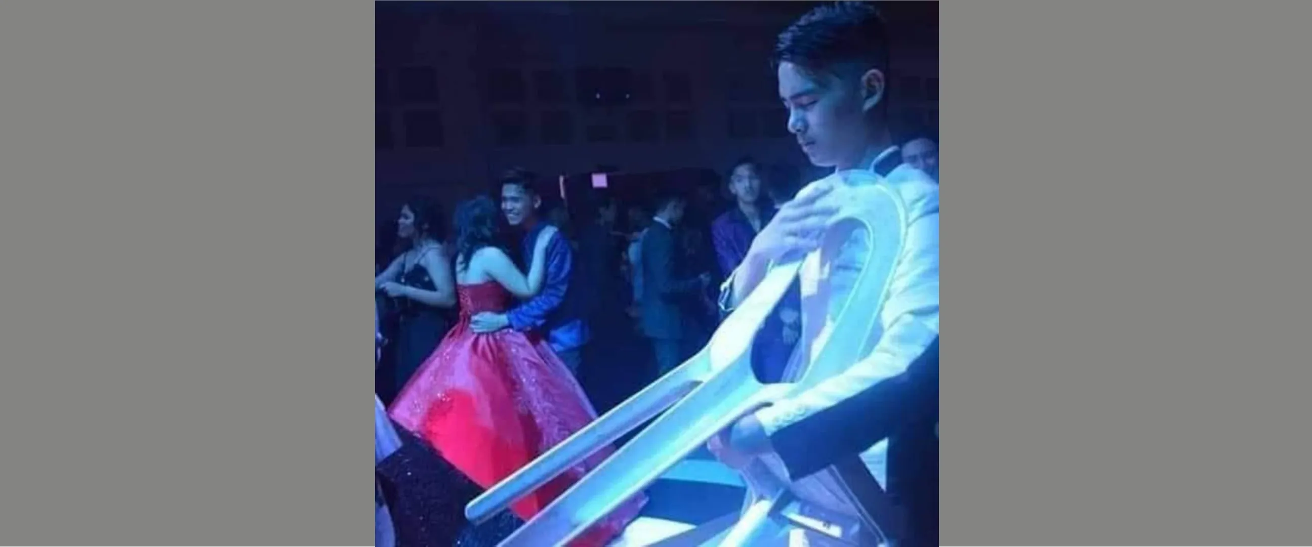 13 Momen lucu cowok nongkrong, gandengannya bikin salah fokus