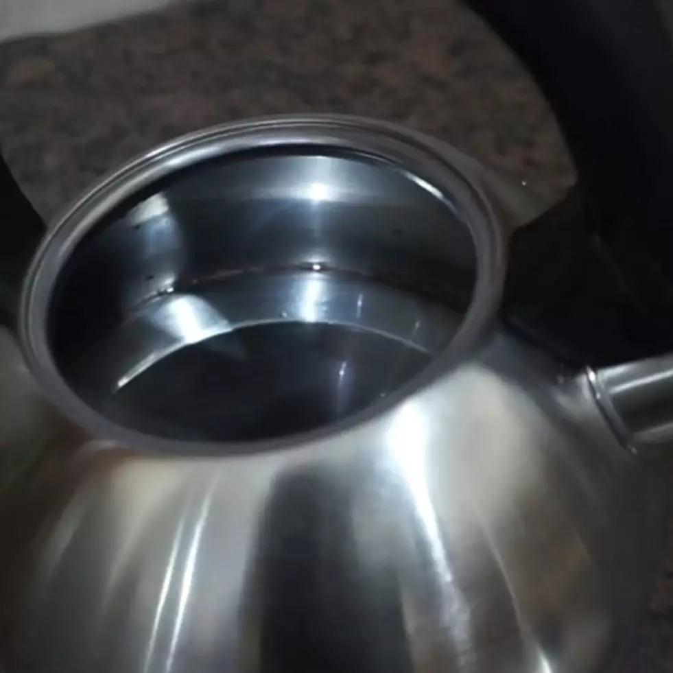 Cara ampuh membersihkan kerak kapur pada bagian dalam teko air